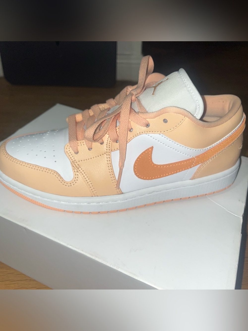 Nike Low Top Sneaker - White & Peachy Orange